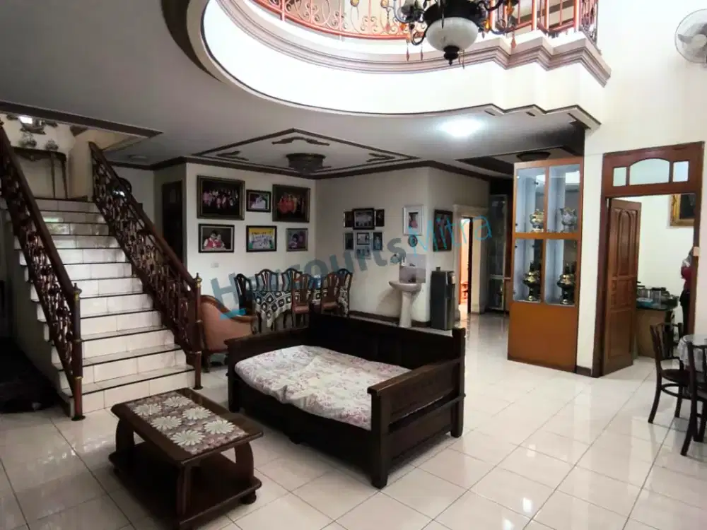 DIJUAL CEPAT RUMAH COCOK UNTUK TEMPAT USAHA LOKASI STRATEGIS , PINGGIR JALAN UTAMA, BEBAS BANJIR