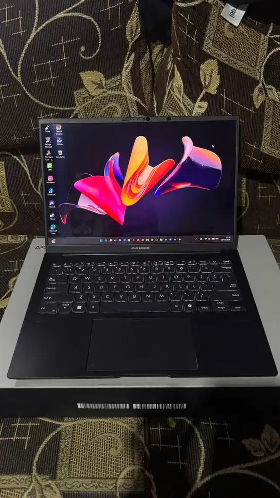 (Preloved) - Asus Zenbook 14 Oled UM3406 - (Ryzen 7 8840HS)