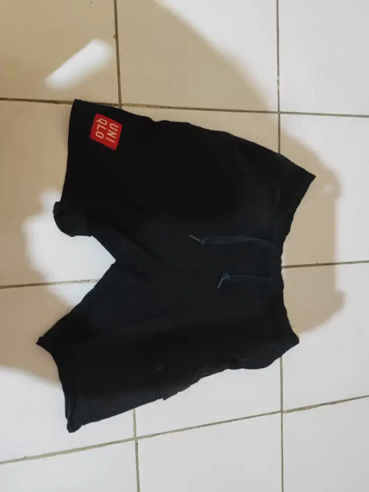 Celana pendek cargo uniqlo