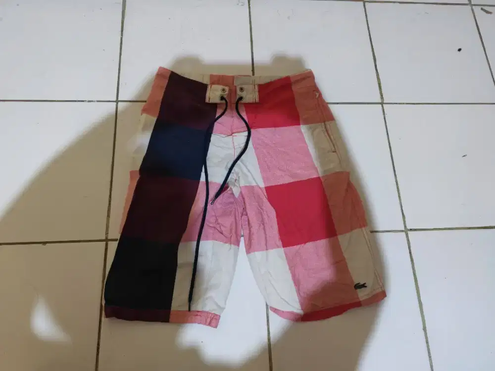 Celana pendek pantai Lacoste