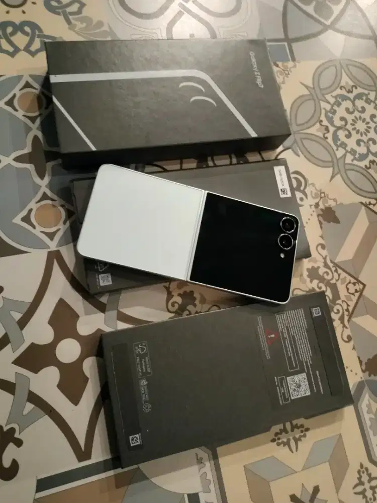 Samsung galaxy Z Flip 7 12/256 like new