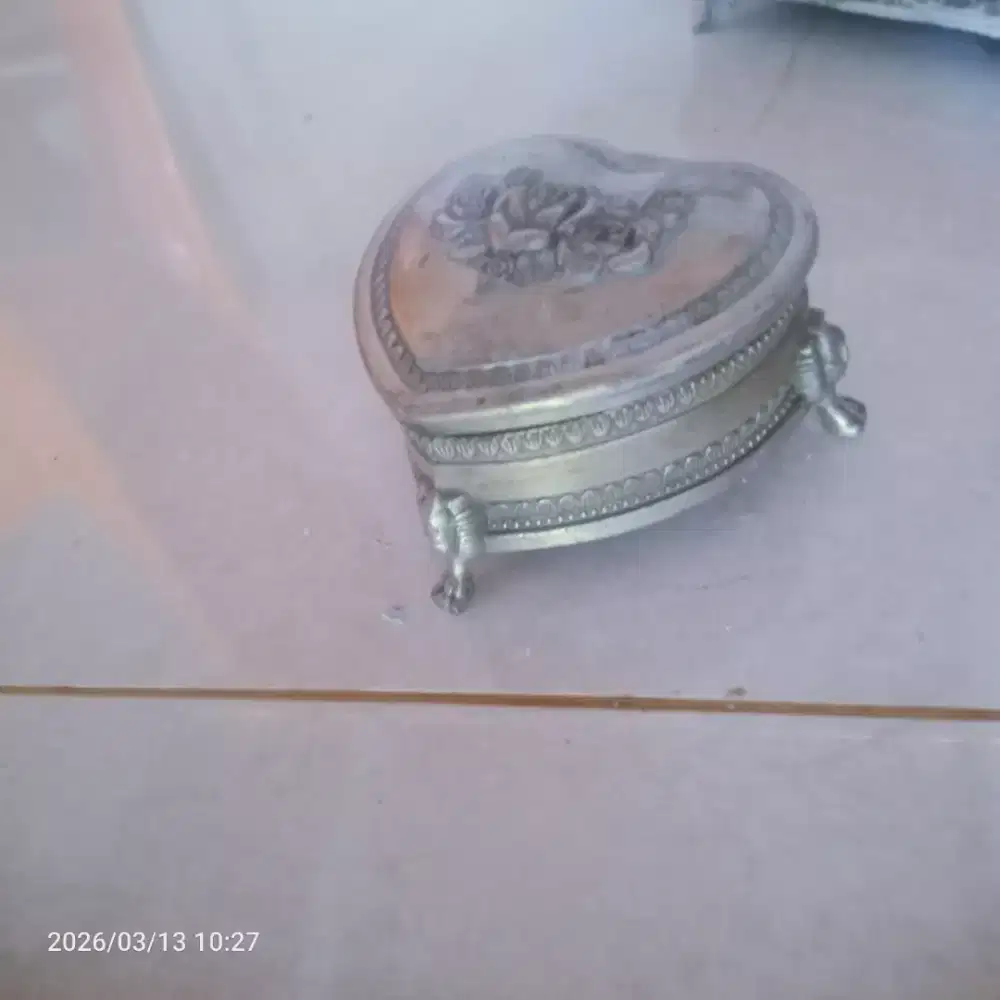 Kotak antik logam kuno