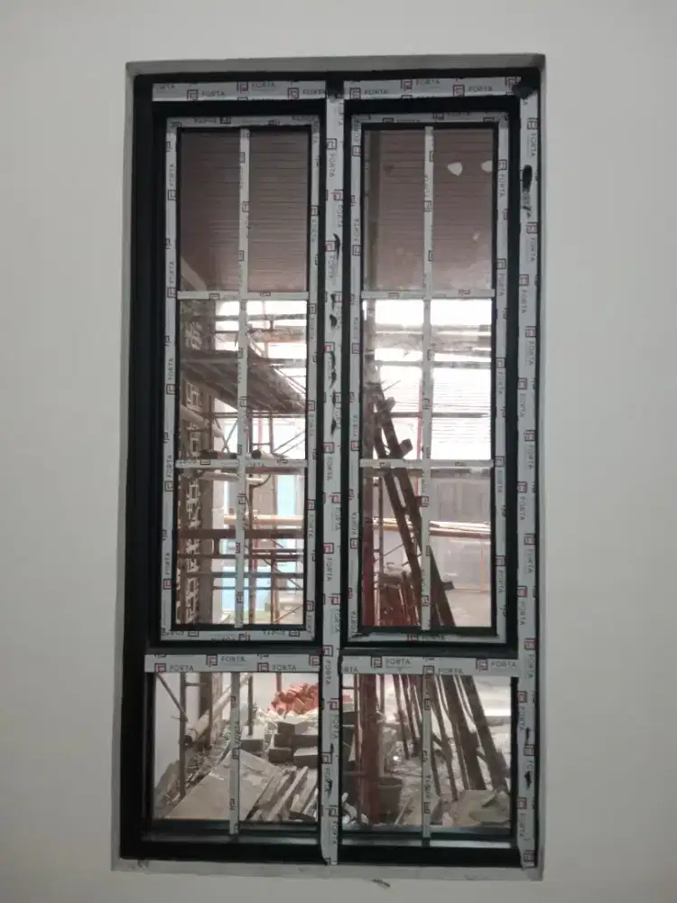 Pemasangan kaca dan kusen aluminium