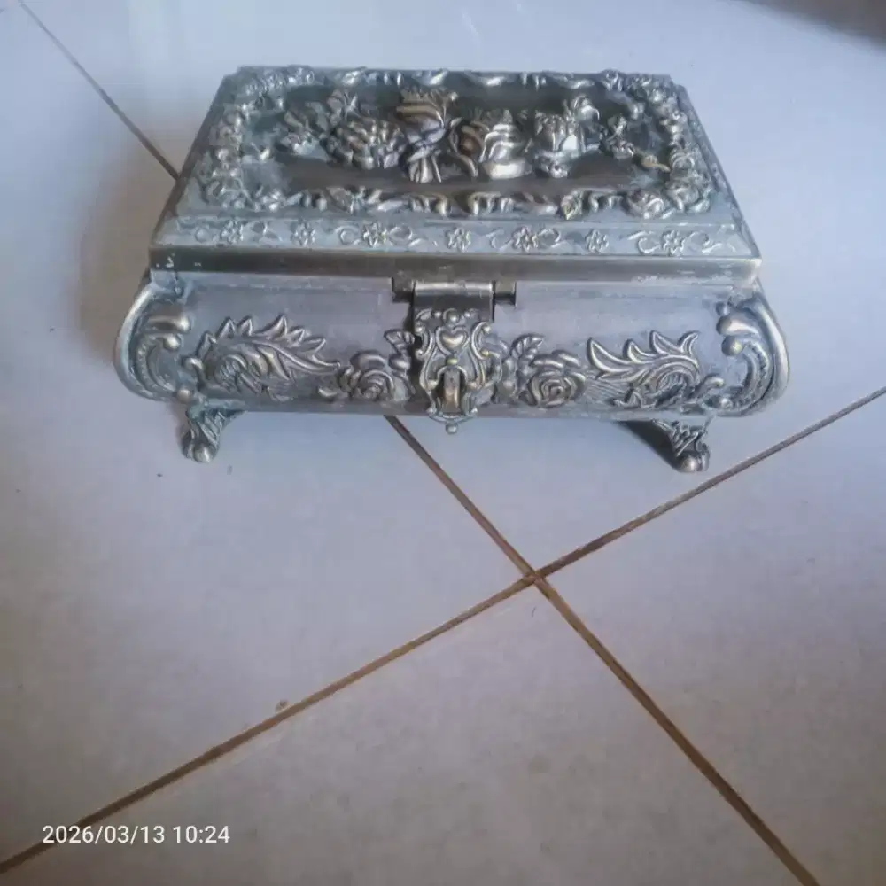 Kotak antik kuno berukir bunga