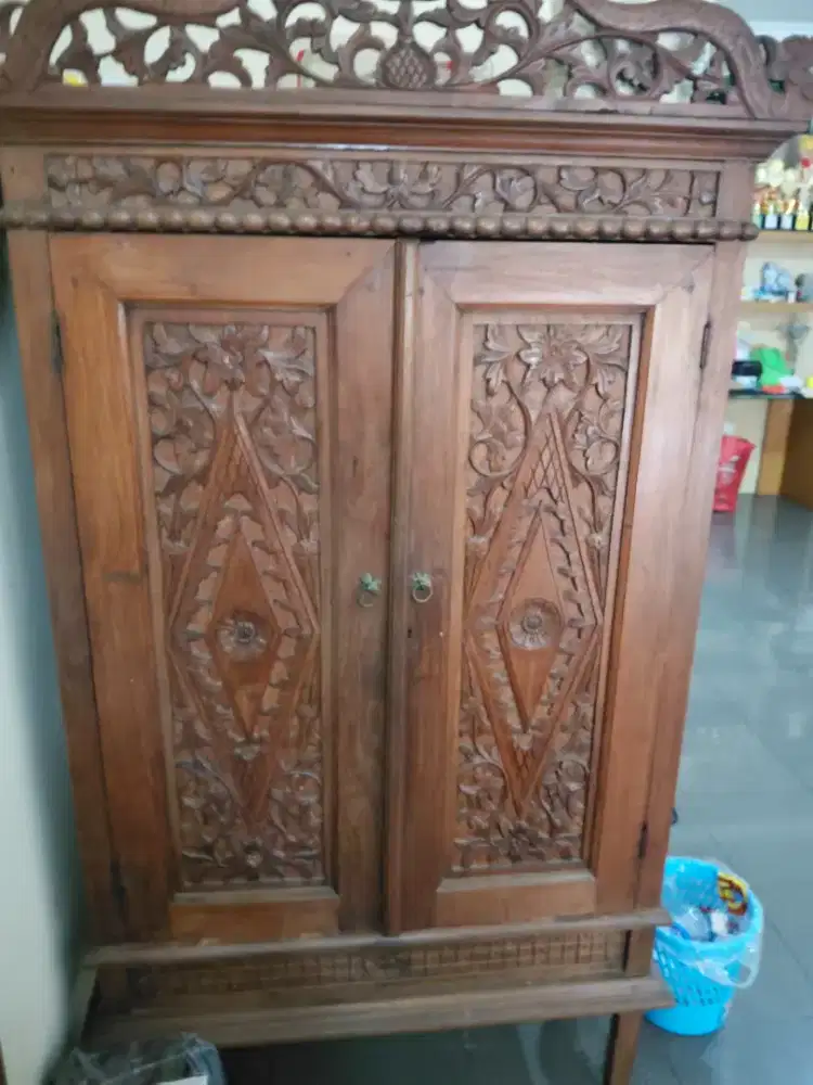 Lemari Pajangan Kayu Jati Ukiran Jawa