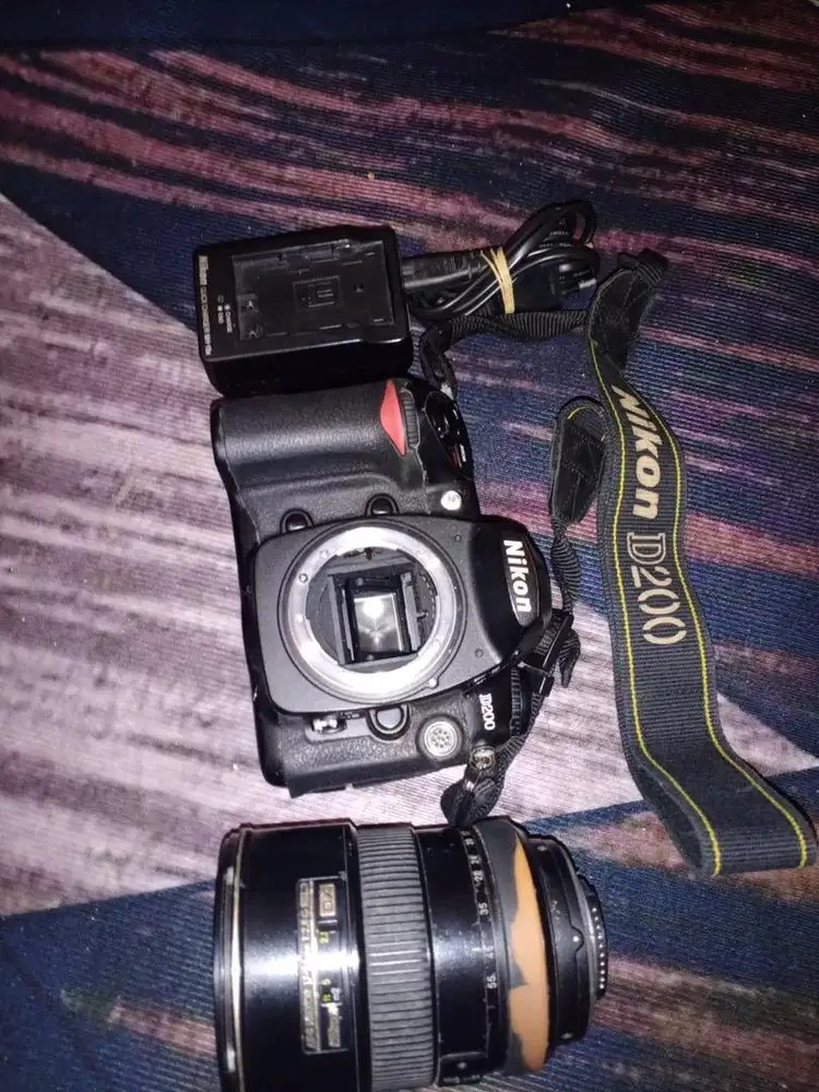 Nikon D200 dan Lensa Nikon 17-55mm 1:2.8 DX