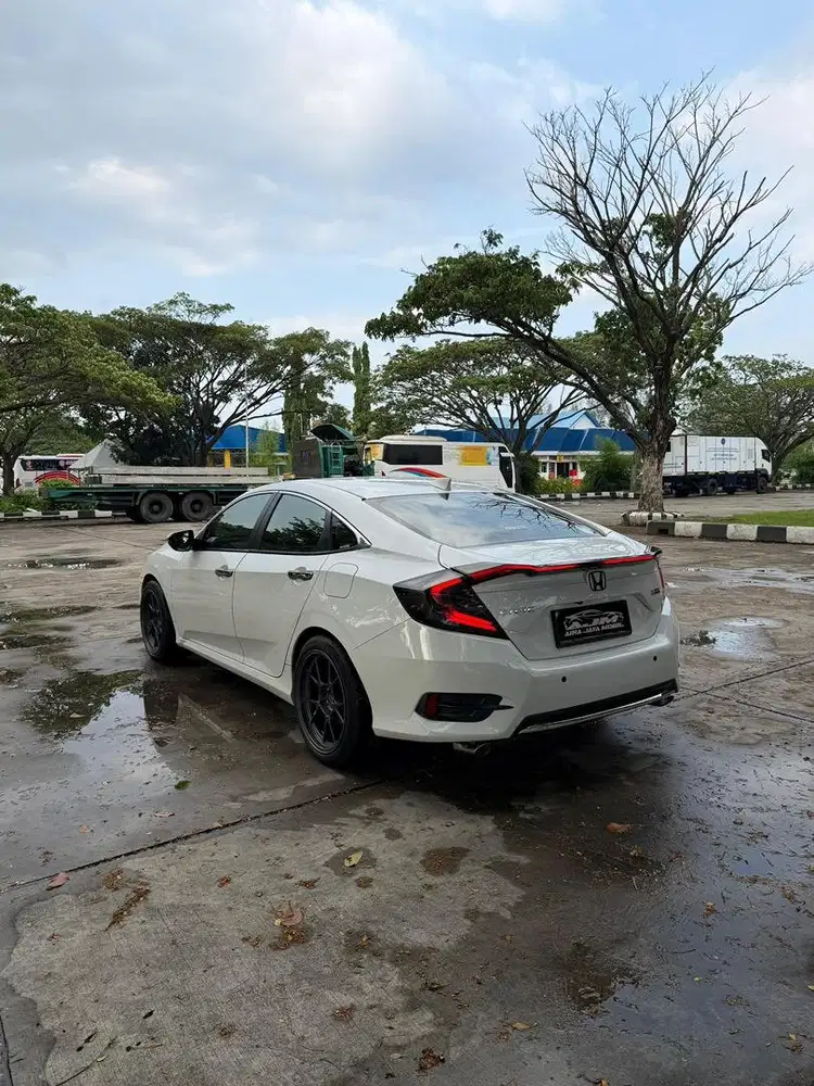 Honda Civic ES turbo 2020 metic