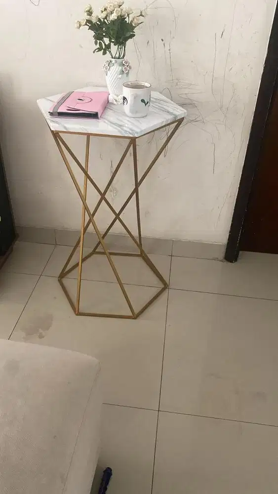 Mejasudut kaki besi gold