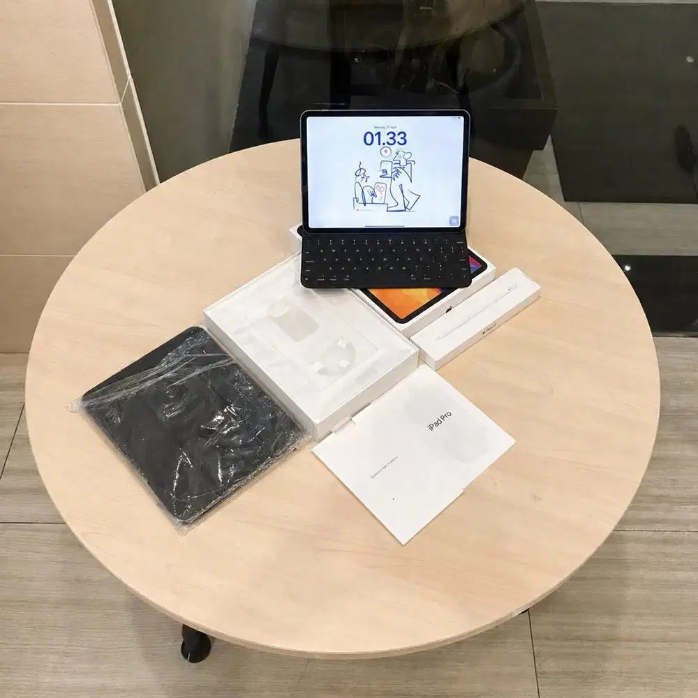 iPad Pro Gen 4th 128GB + Apple Pencil & Apple Keyboard Lengkap.