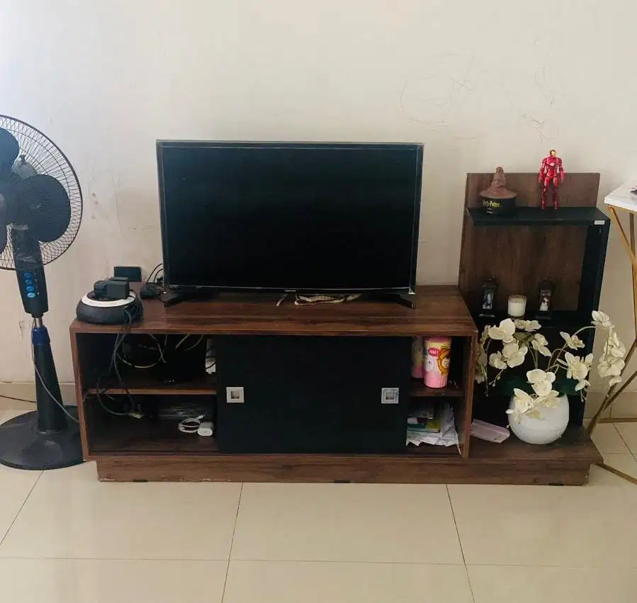 Meja tv warna coklat tua