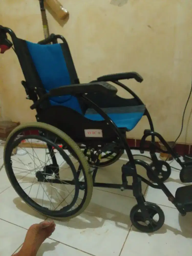 Jual kursi roda merk avico kondisi 90