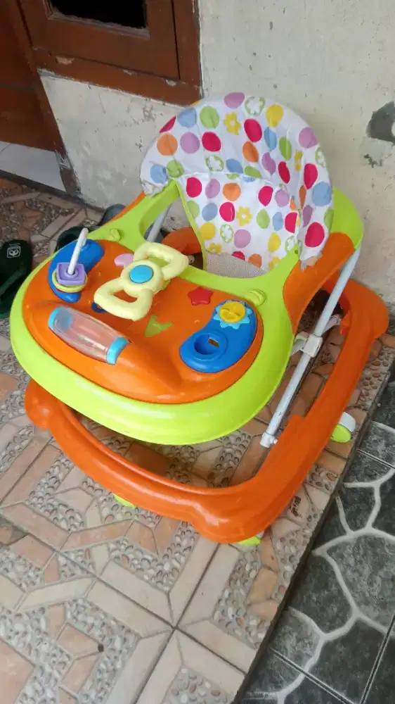 Baby Walker alat belajar jalan anak