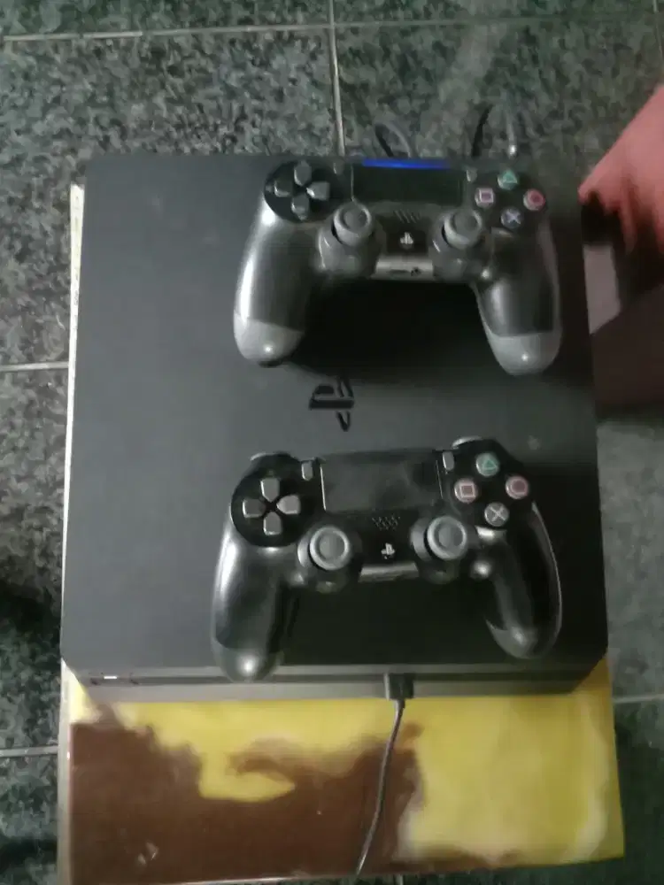 PS 4 Slim lengkap 2 stick, CTR CD game, kabel2, dus