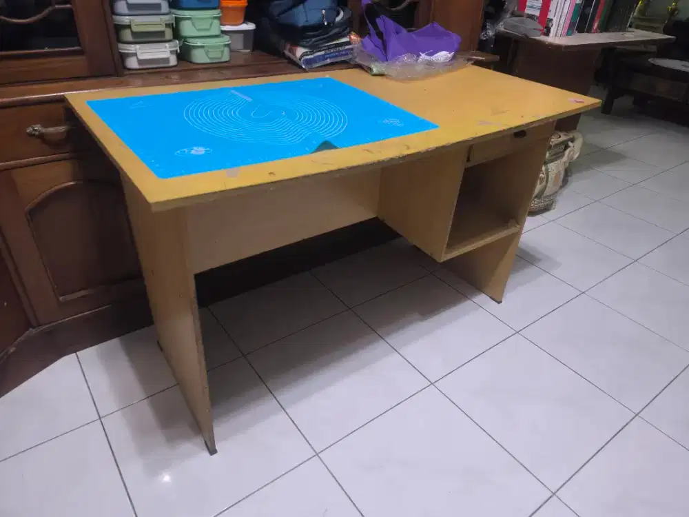 Meja kerja di rumah