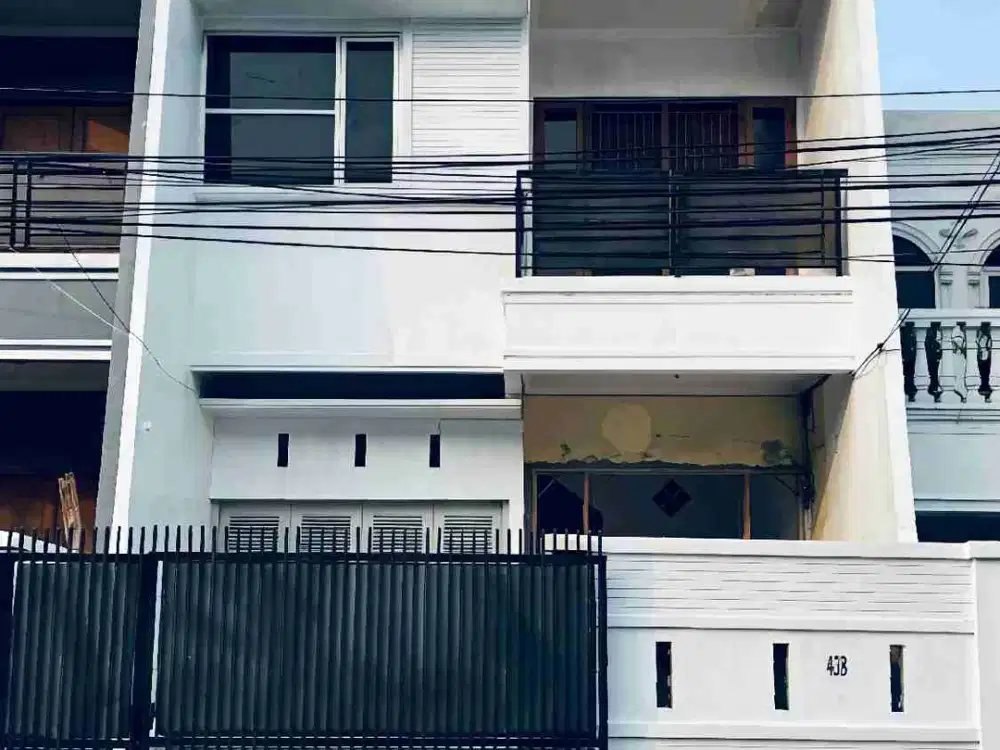 Rumah 3 Lantai Luas di Tomang, Jakbar. Akses Jalan Lebar, 5 Kamar, Cocok Hunian Nyaman.