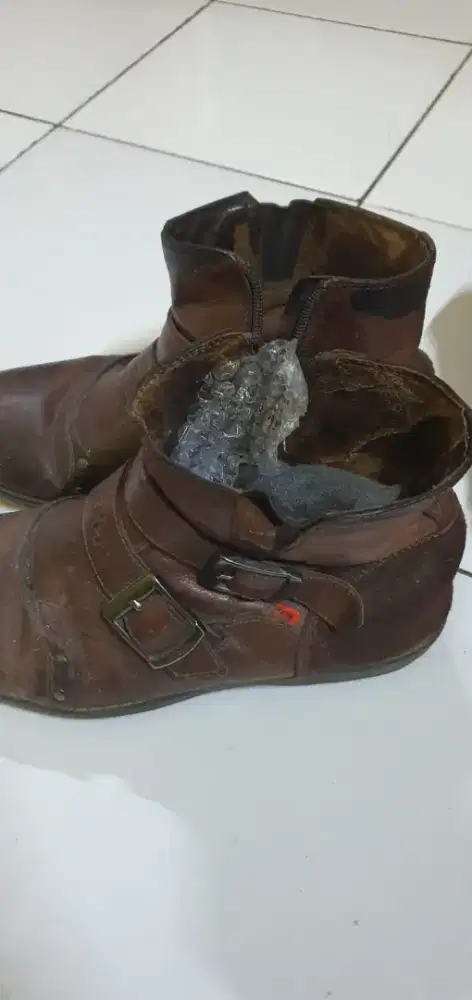 Sepatu semiboot kickers