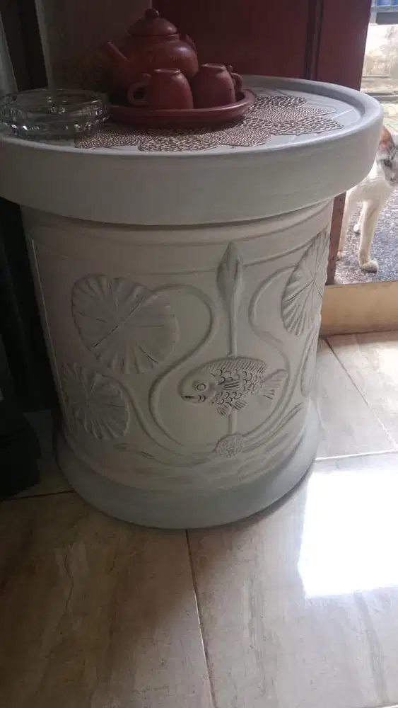 Meja dan kursi keramik