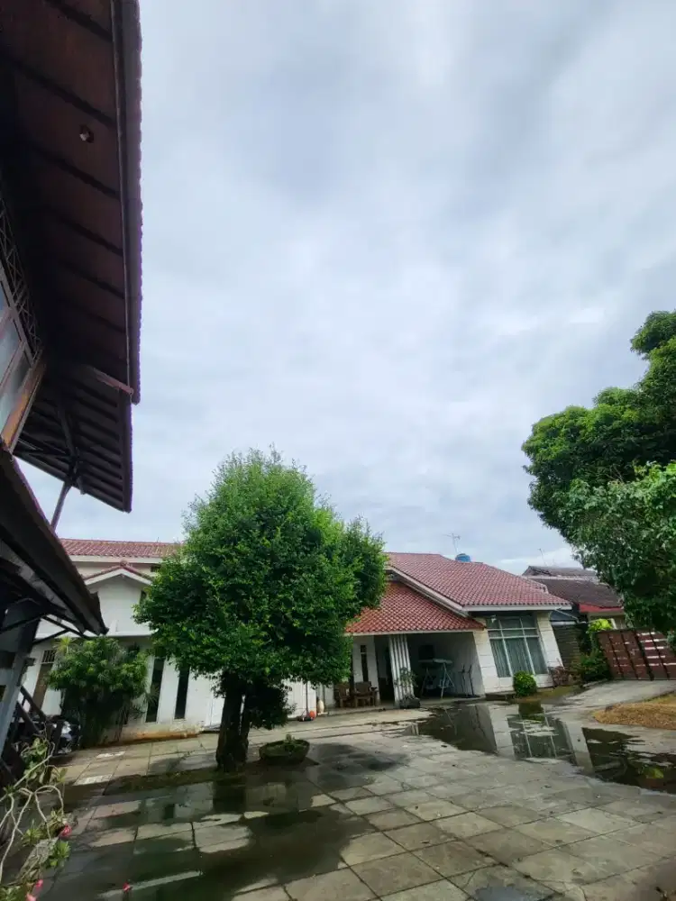 DISEWAKAN RUMAH LUAS MEWAH DIPONDOK KOPI