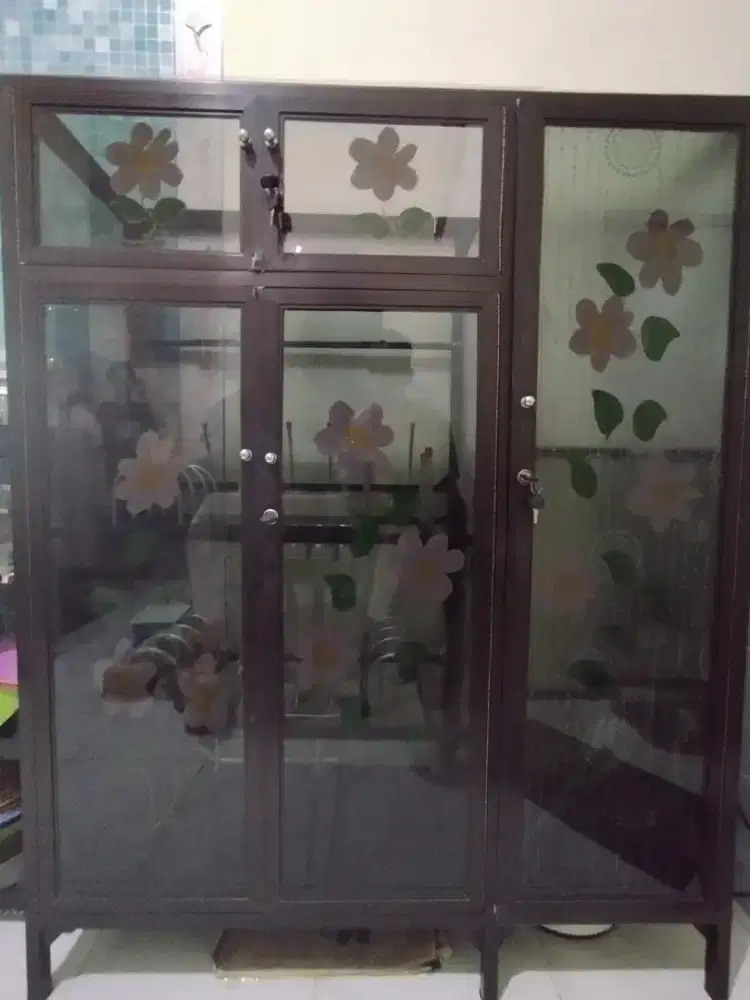 LEMARI KACA PIRING & GELAS MINIMALIS – RAPI & ELEGAN