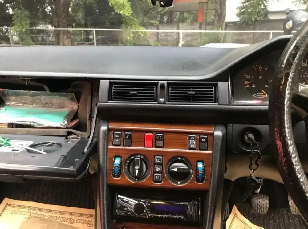 Kisi ac tengah Mercedes Benz W124 Boxer Custom