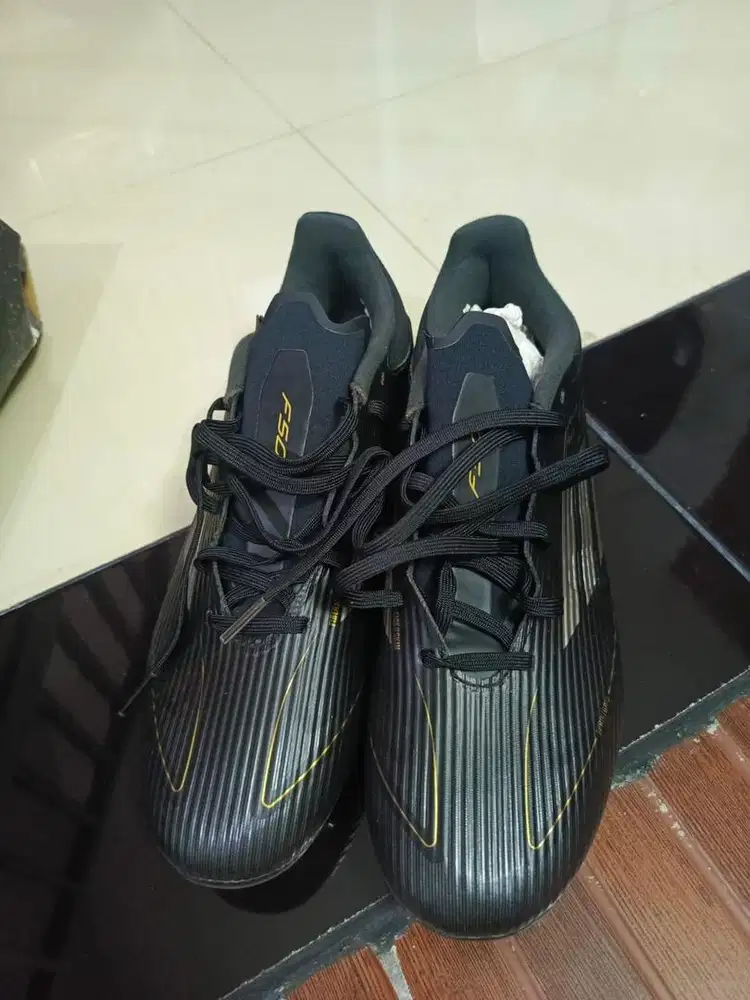 Sepatu bola F50 FG