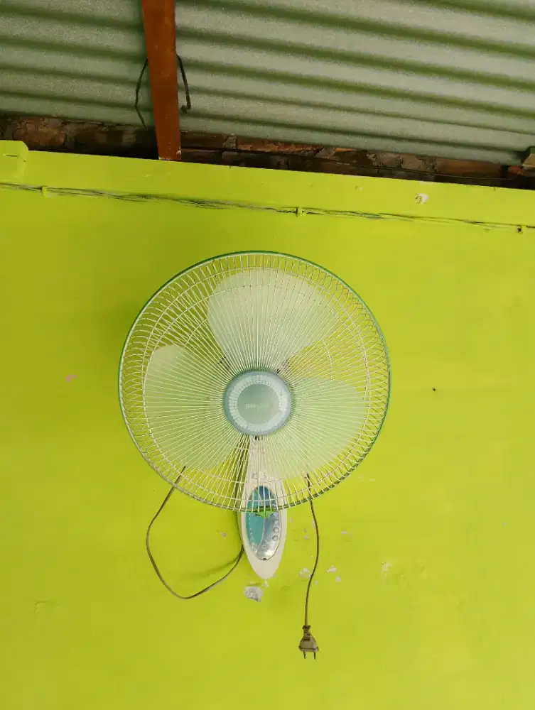 Kipas angin dinding merk Miyako 16 inc pakai remote