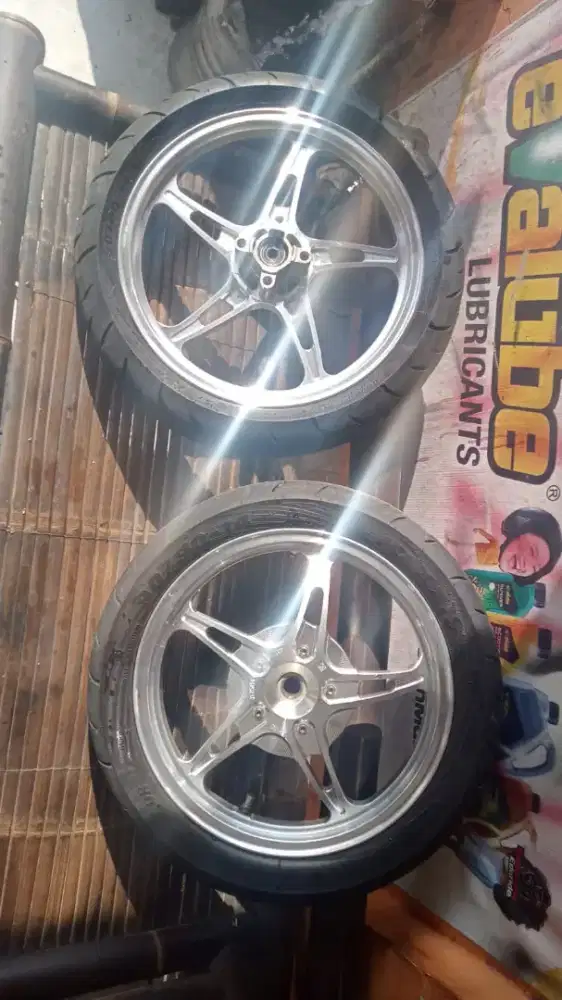 Di jual velg dan ban  2 juta aj  udh pas ga bisa nego