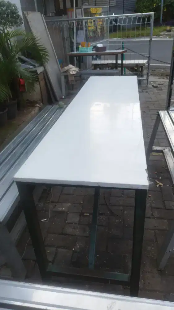 Meja kursi baja ringan