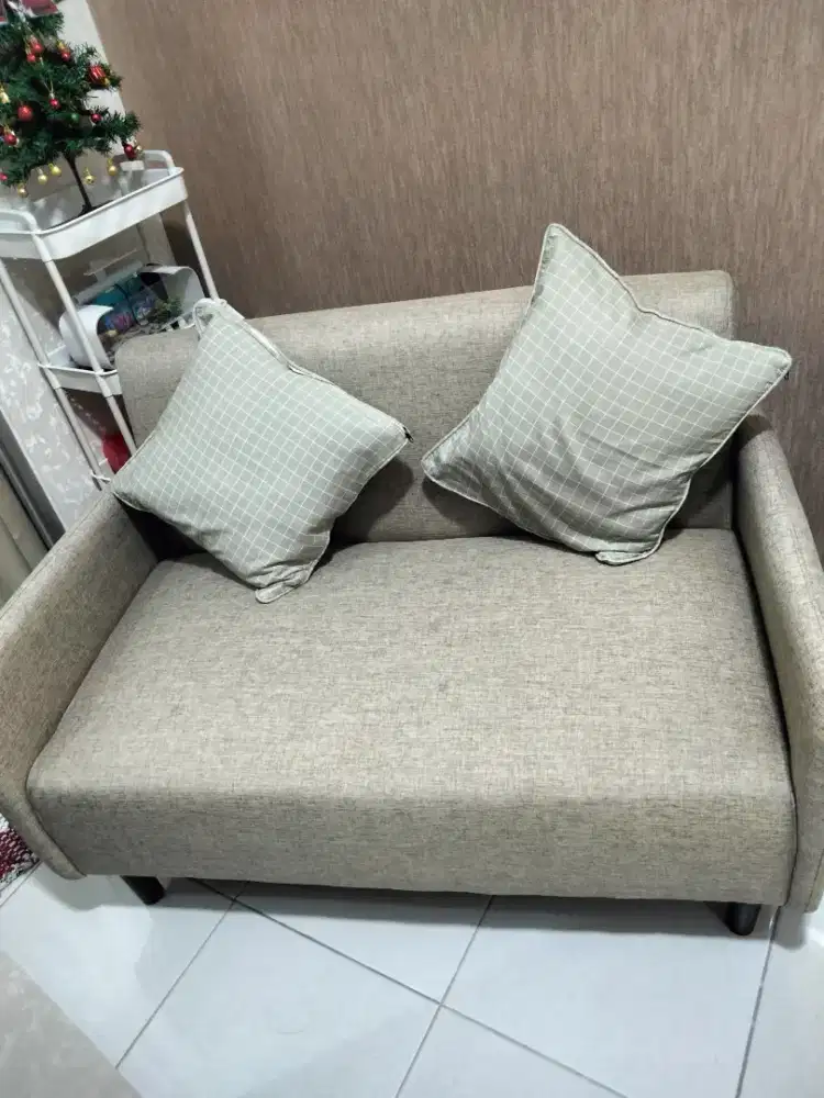 Dijual sofa minimalis baru beli 4 bulan produk Selma sofa carmelia