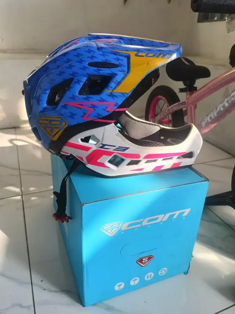 Helm pushbike COM