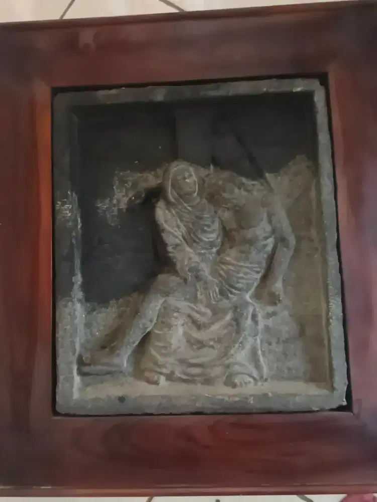 Relief patung batu.Bunda Maria + Yesus