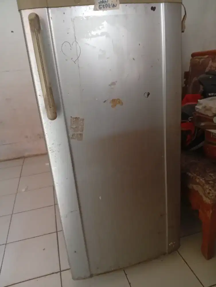 Di jual kulkas apa adanya