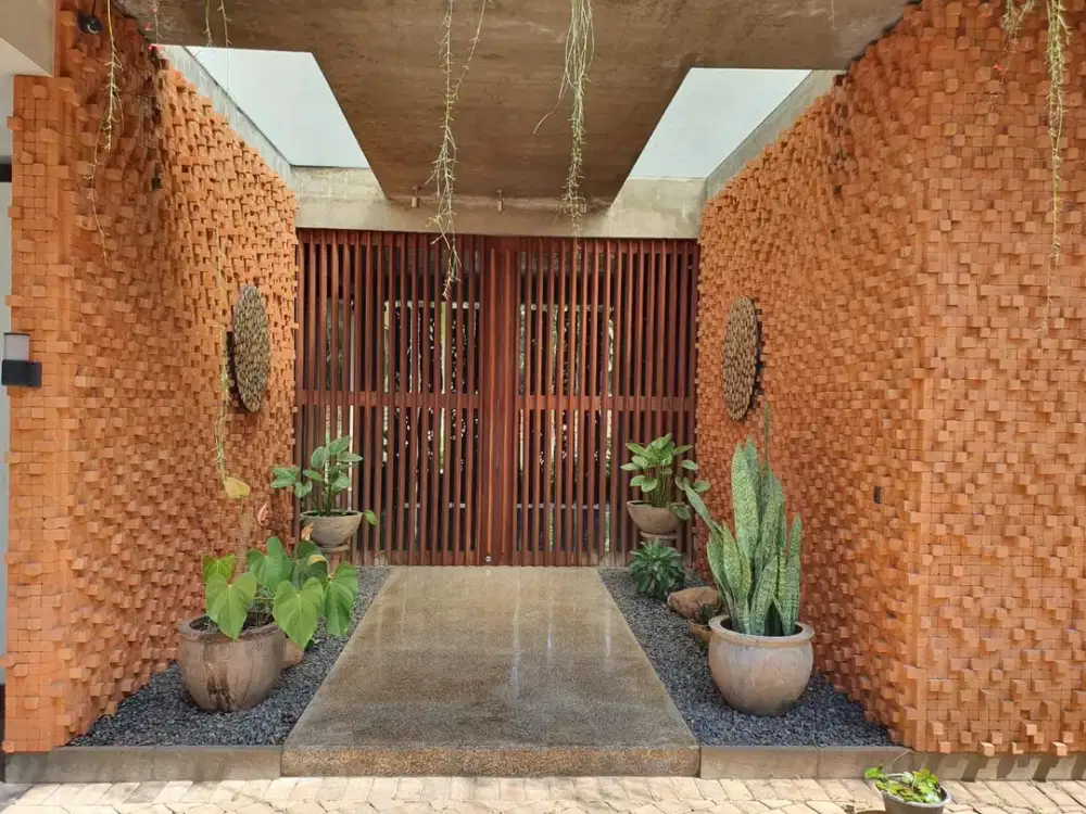 Luxury Resort House — Private Pool Hunian Premium Lingkungan Eksklusif Pejaten Barat · Jalan depan lebar · Lingkungan tenang