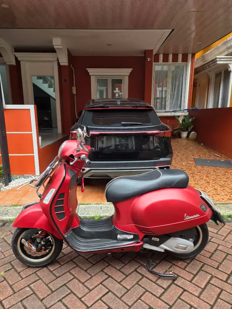 Vespa GTS Super iget 150 2018 Matte Red Merah