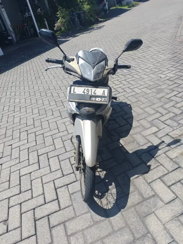 Motor tangan pertama dari baru, bekas cewek antar anak sekolah.