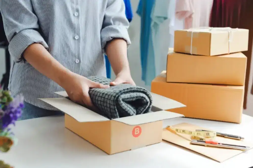 Tukang packing online perempuan berpengalaman