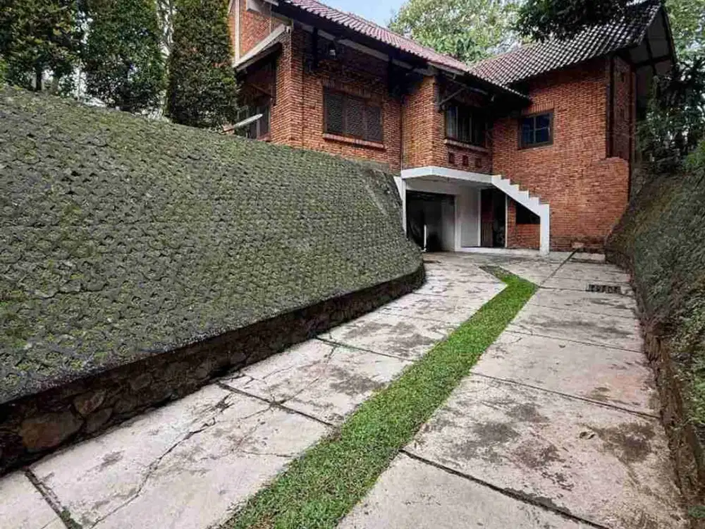 Jagakarsa Tropical Rustic Design House Halaman Luas Posisi Hoek