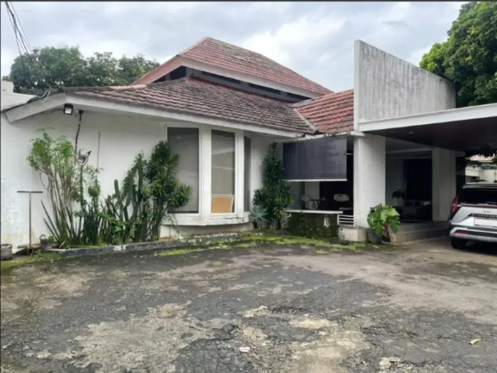 Dijual rumah cantik dengan halaman yang luas di lingkungan yang tenang di Lebak Bulus