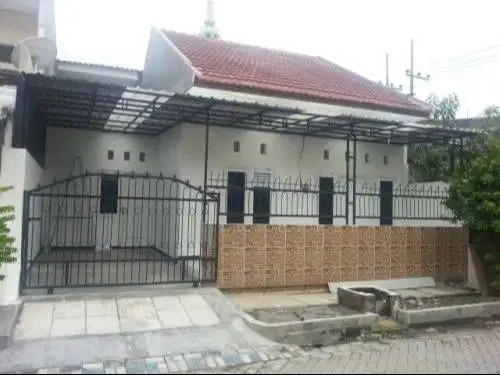 Disewakan Rumah Strategis dan Nyaman di Perumahan Tropodo Indah Waru