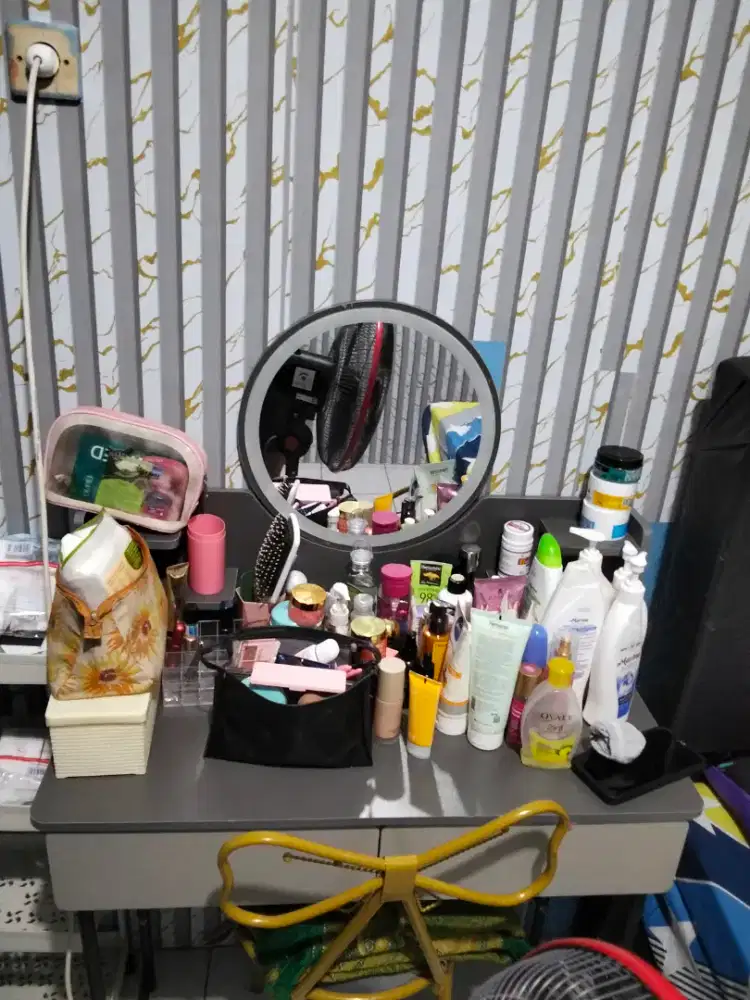 Meja rias , mines kaca