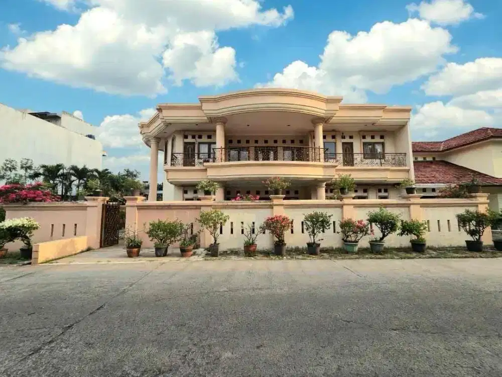 RUMAH MEGAH MEGACINERE DITENGAH KAWASAN ELIT