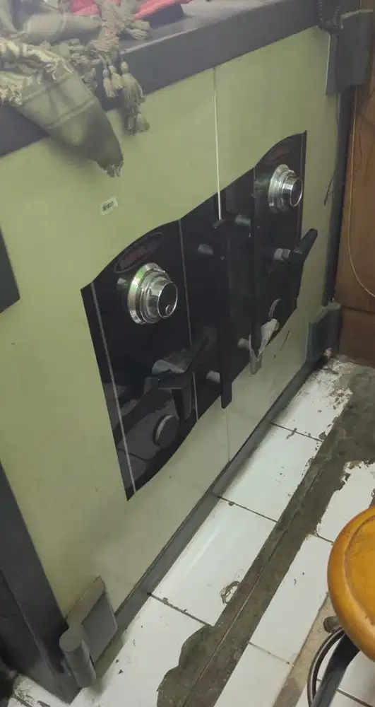 Brangkas Uang Ukuran Besar