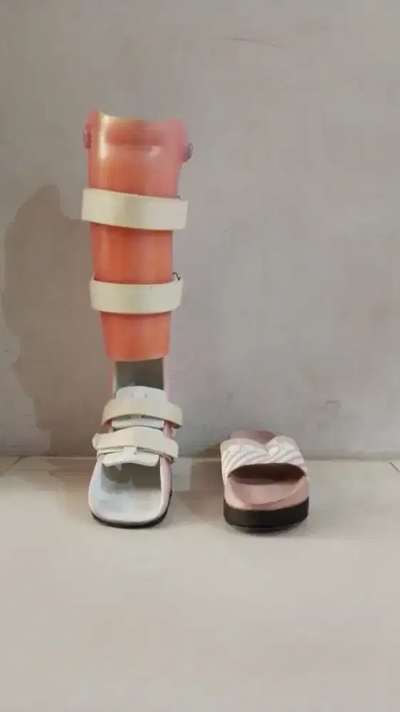 Sepatu disabilitas bekas