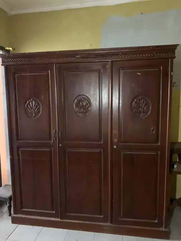 Lemari pakaian Jati