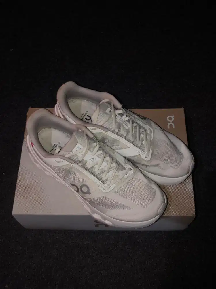 Sepatu OnCloud White