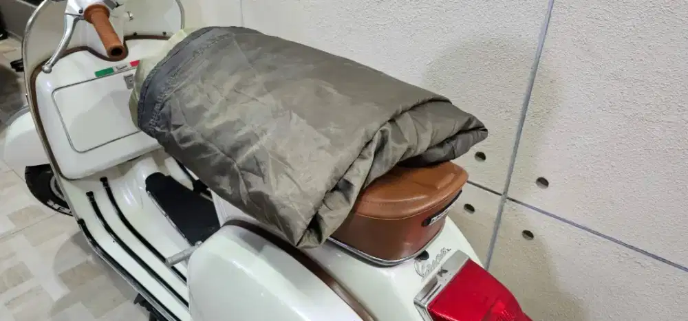 Sarung mobil warna rare hijau satin ukuran lumayan besar