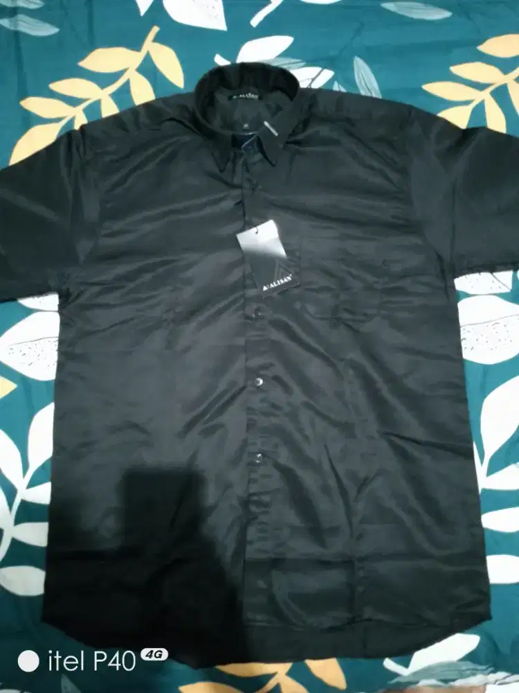 Kemeja hitam lengan panjang