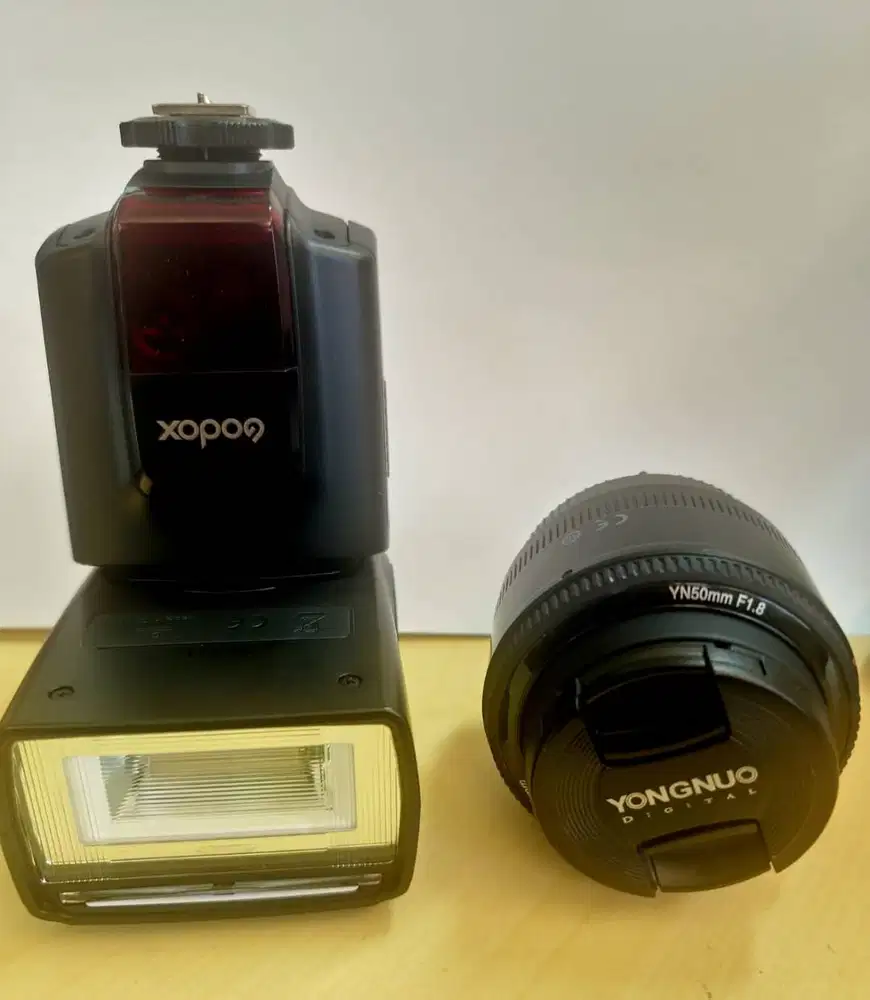 Jual sepaketin aja seadanya lensa kamera Yongnuo 50mm f/1.8 dan Flash
