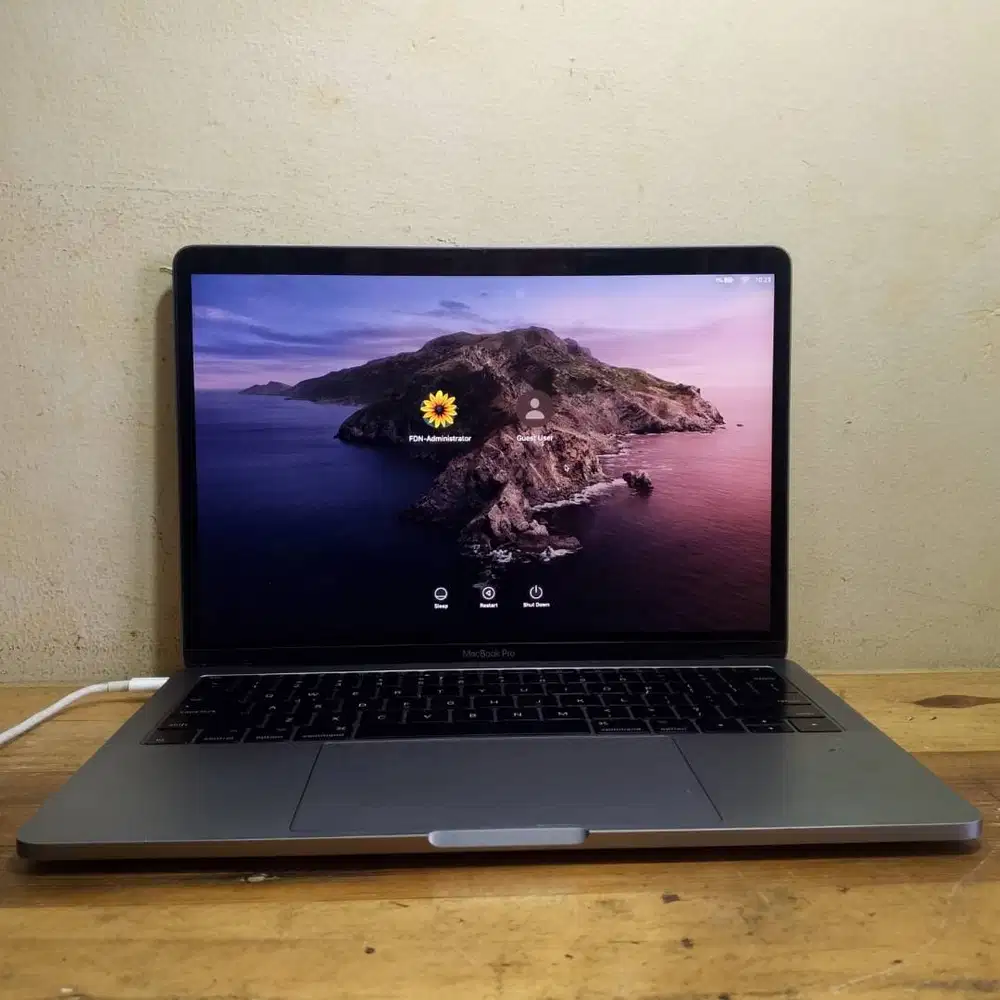Macbook Pro 13 inch 2017 core i5 Ram 8 GB SSD 128 GB MINUS