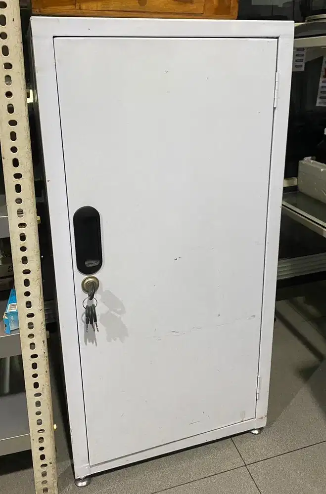 Lemari Penyimpanan Obat / Lemari Narkotik Apotek 2 Pintu (Besar)